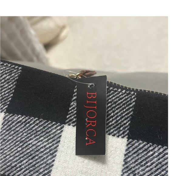 Plaid pouch bag with a zipper closure., - Picture 4 of 7